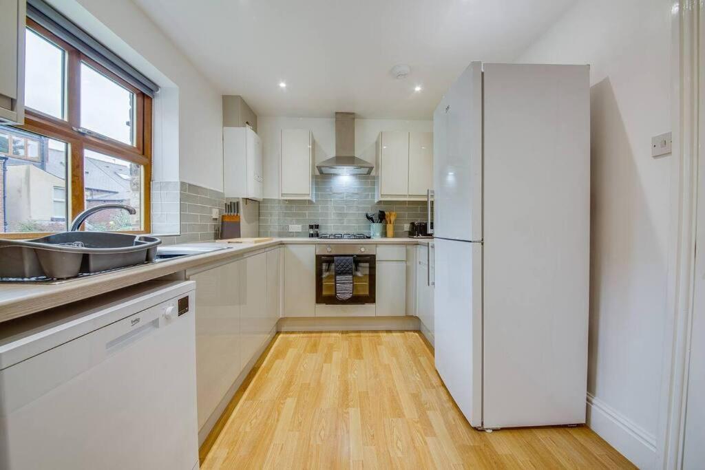 فيلا Brighton Terrace - Elegant 4 Bed Walkly المظهر الخارجي الصورة